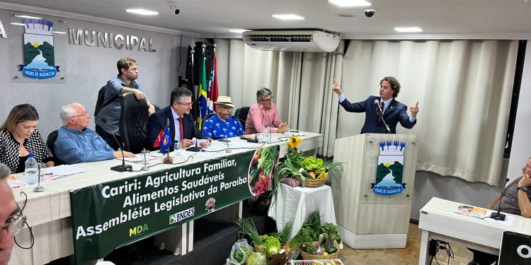 Em Monteiro, Veneziano é recebido pelo deputado Romualdo e pela prefeita Lorena e debate investimentos no Cariri