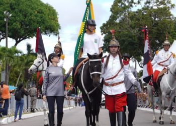 INCLUSÃO: Jovem atendido pelo Centro de Equoterapia da PM desfila com a tropa