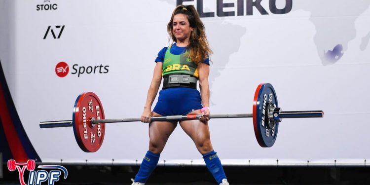 Atual campeã brasileira de Powerlifting, Mayara Rocha disputa título sul-americano em Lima, no Peru, neste sábado