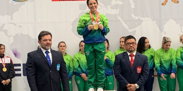 No Peru, Mayara Rocha conquista título sul-americano de Powerlifting e bate recorde sul-americano no agachamento