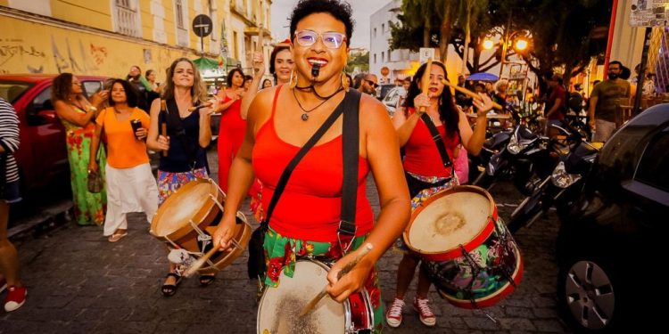 Atividades circenses e cortejo das Calungas movimentam o Centro Histórico