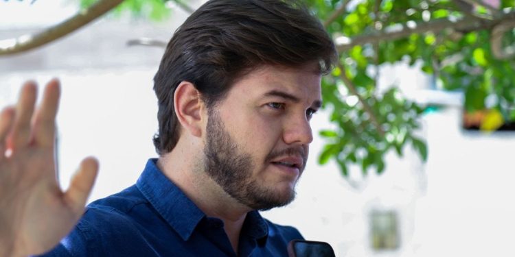 Com crise e diminuição dos repasses de recursos federais, prefeito Bruno corta o próprio salário e despesas administrativas