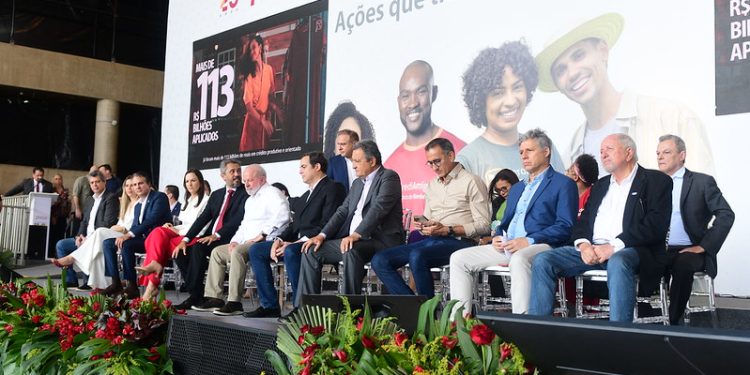 Durante visita de Lula a sede do BNB, Neto Franca participa do anúncio sobre expansão de programas