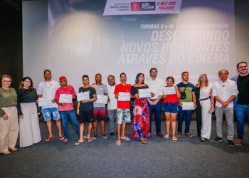 Leo Bezerra destaca protagonismo dos jovens durante entrega de certificados de oficina de audiovisual