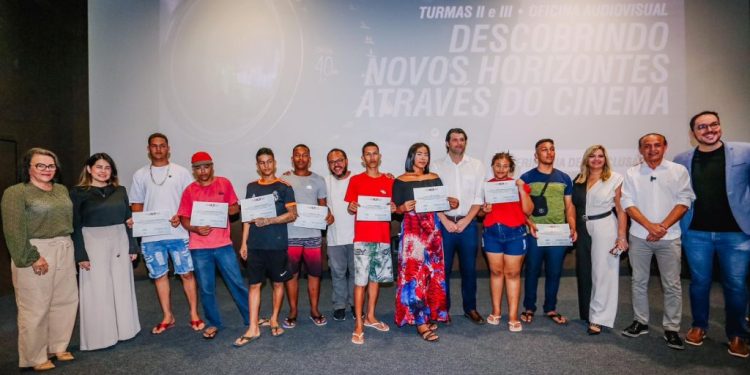 Leo Bezerra destaca protagonismo dos jovens durante entrega de certificados de oficina de audiovisual