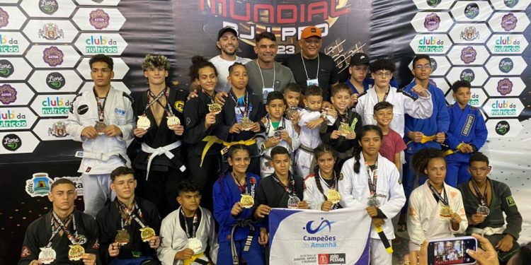 Alunos do projeto ‘Campeões do Amanhã’ conquistam 56 medalhas no Mundial de Jiu-jitsu