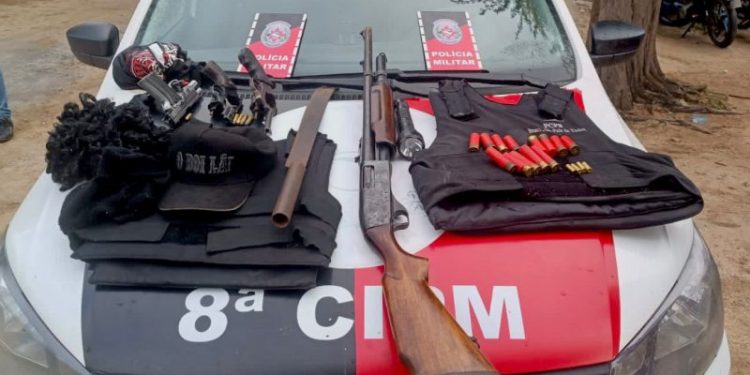 Polícia Militar prende dois suspeitos e apreende armas e coletes balísticos em Juazeirinho