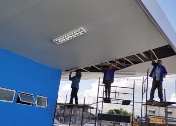 Vendaval danifica teto do Terminal de Integração do Valentina, mas construtora faz reparo em poucas horas