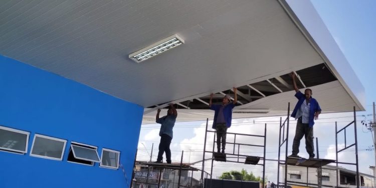 Vendaval danifica teto do Terminal de Integração do Valentina, mas construtora faz reparo em poucas horas