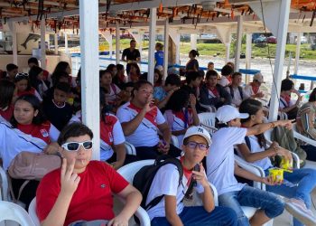 Alunos conhecem a história de João Pessoa durante passeio de catamarã pelo Rio Paraíba
