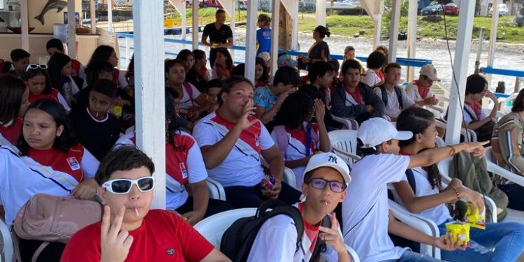 Alunos conhecem a história de João Pessoa durante passeio de catamarã pelo Rio Paraíba
