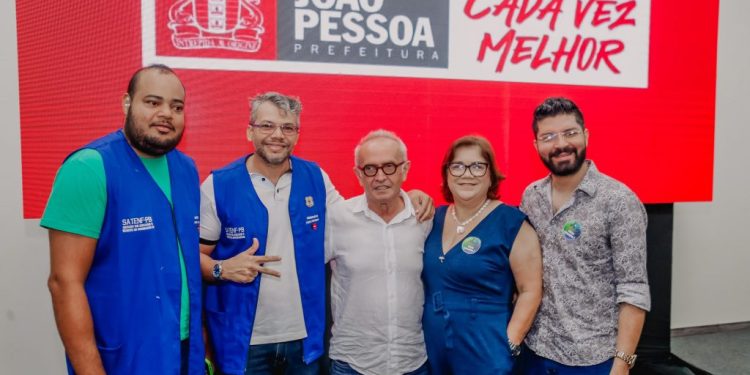 Cícero Lucena anuncia que piso nacional da Enfermagem será pago já na segunda-feira