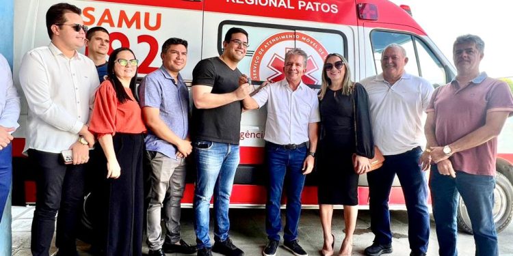 Prefeitura de Patos entrega nova ambulância ao SAMU Regional com recursos próprios