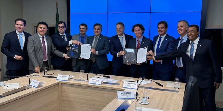 Durante assinatura da ordem de serviço para triplicação da BR-230 e restauração da BR 101, ministro destaca atuação de Veneziano em favor das obras