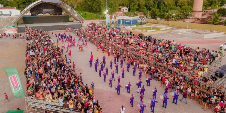 População lota arquibancadas para celebrar tradicional desfile cívico em Santa Rita