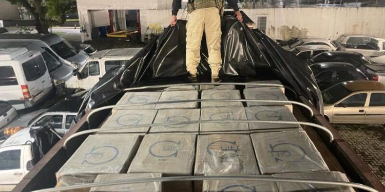 PRF apreende carga de cigarros contrabandeados do Paraguai avaliada em cerca de R$ 1 milhão