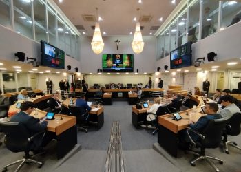 Deputados homenageiam Guilherme de Castro e presidente anuncia novo secretário Legislativo