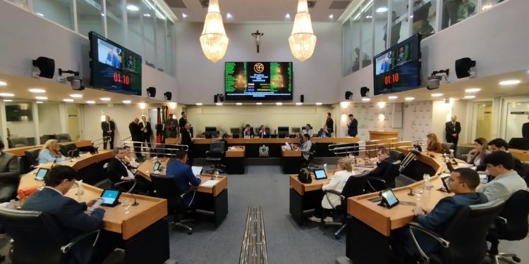 Deputados homenageiam Guilherme de Castro e presidente anuncia novo secretário Legislativo