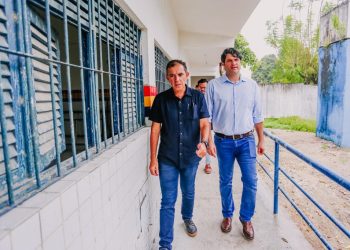 Leo Bezerra fiscaliza andamento das obras de reconstrução de escola no Bairro dos Novais