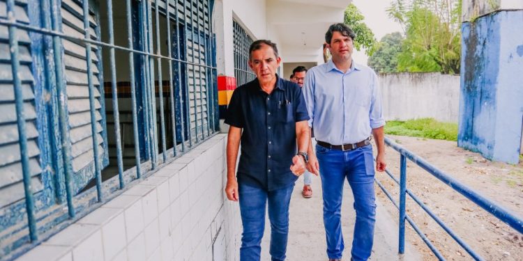 Leo Bezerra fiscaliza andamento das obras de reconstrução de escola no Bairro dos Novais