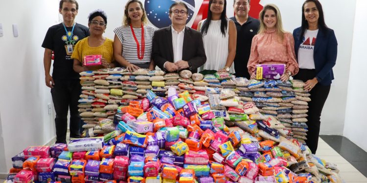 OAB-PB doa mais de uma tonelada de alimentos e absorventes para entidades sociais