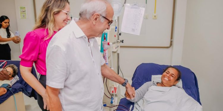 Cícero Lucena destaca medidas que fizeram a Prefeitura zerar a fila de hemodiálise na Capital