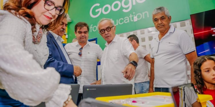 Cícero Lucena entrega Escola Américo Falcão após ampliação e modernização das instalações