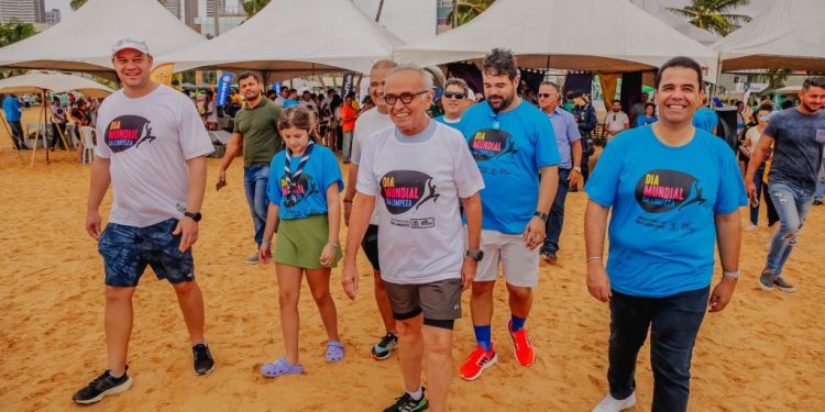 Cícero Lucena abre atividades do Dia Mundial da Limpeza na orla da Capital