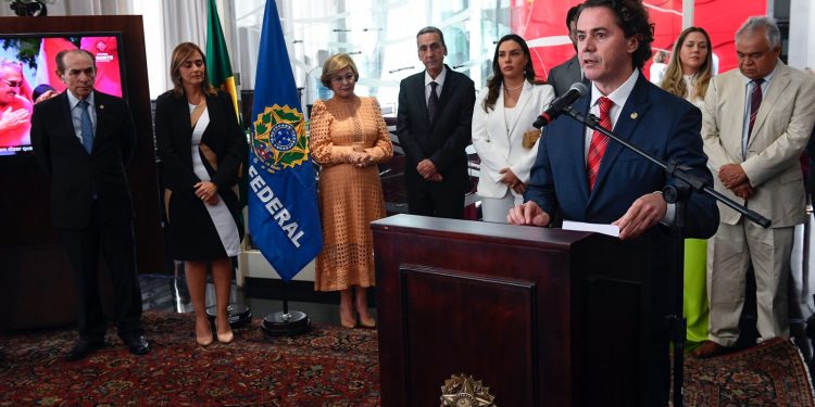 Veneziano preside lançamento do livro em homenagem a José Maranhão e lembra “exemplo de vida” do amigo e emedebista