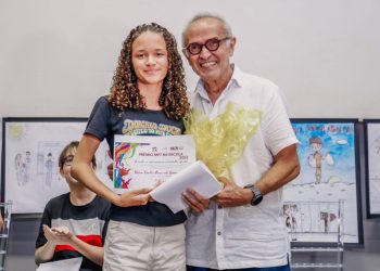 Cícero Lucena premia alunos das escolas municipais que venceram concurso do Ministério Público do Trabalho