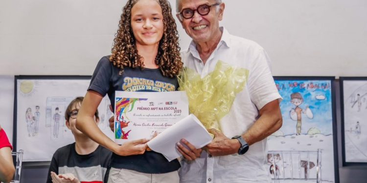 Cícero Lucena premia alunos das escolas municipais que venceram concurso do Ministério Público do Trabalho