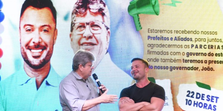 Caio Roberto oficializa adesão à base do governador João Azevêdo