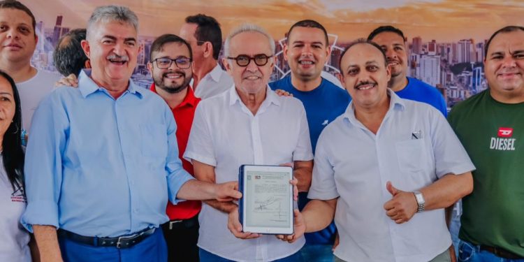 Cícero autoriza pavimentação de mais 12 ruas em três bairros da Capital