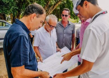 Cícero vistoria andamento das obras do Parque Linear do Valentina e novo modelo de pavimentação no Geisel