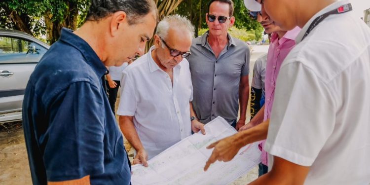 Cícero vistoria andamento das obras do Parque Linear do Valentina e novo modelo de pavimentação no Geisel