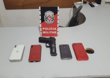 Polícia Militar prende dupla acusada de roubar celulares na cidade de Patos
