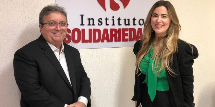 Governo da Paraíba firma parceria para distribuir leite produzido durante a Expofeira