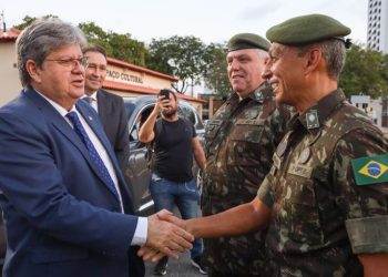 João Azevêdo prestigia passagem de comando do 1º Grupamento de Engenharia
