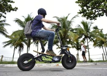 Cícero Lucena sanciona lei que proíbe motos elétricas em ciclovias e calçadas da Capital
