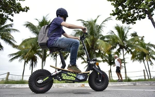 Cícero Lucena sanciona lei que proíbe motos elétricas em ciclovias e calçadas da Capital