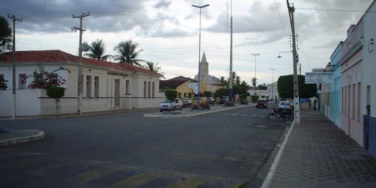 Prefeito de Conceição exonera mais de 300 servidores comissionados e contratados