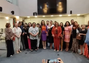 ALPB homenageia a influenciadora digital Diene Toscano com medalha de mérito empresarial