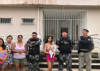 Polícia Militar salva bebê de 2 meses que se engasgou com leite materno