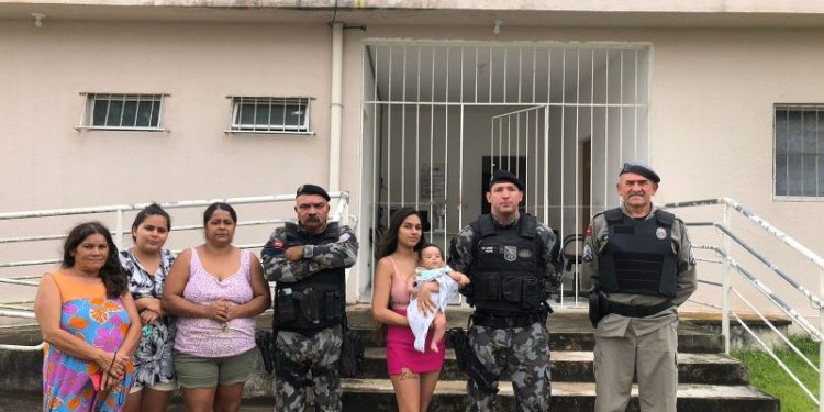 Polícia Militar salva bebê de 2 meses que se engasgou com leite materno