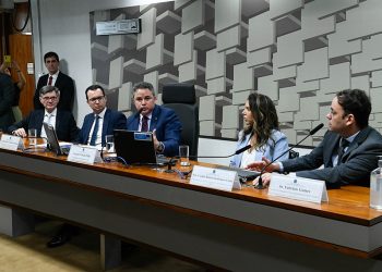 Debatedores pedem segurança jurídica e combate à sonegação com a reforma tributária