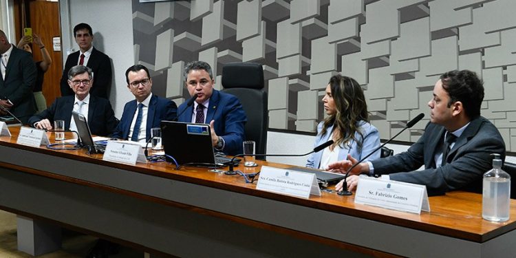 Debatedores pedem segurança jurídica e combate à sonegação com a reforma tributária