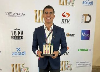 Alfa Inteligência recebe premiação em evento de marketing político