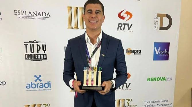 Alfa Inteligência recebe premiação em evento de marketing político