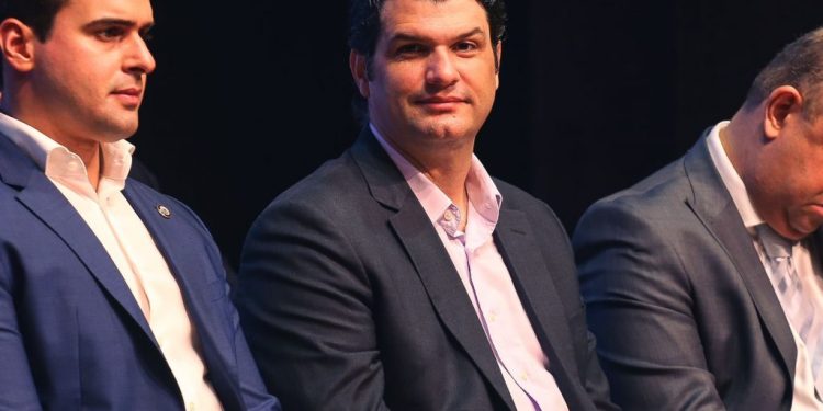 Durante lançamento do novo PAC na Paraíba, Leo Bezerra reafirma união entre governos