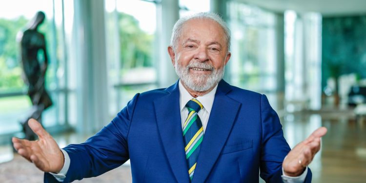 Em pronunciamento, Lula defende democracia e união do país